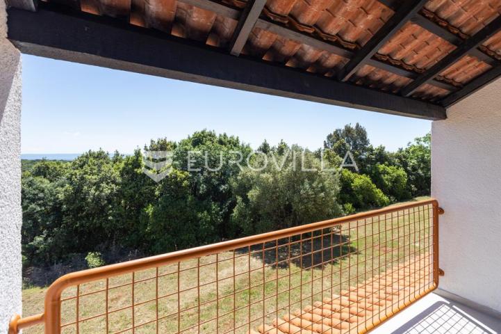 Istra, Duga Uvala, 1. kat, adaptirani apartman u sklopu naselja s pogledom na more,150 m od mora