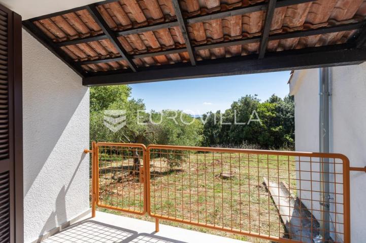 Istra, Duga Uvala, prizemlje, adaptirani apartman u sklopu naselja s pogledom na more,150 m od mora