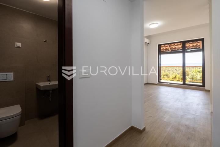 Istra, Duga Uvala, 2. kat, adaptirani apartman u sklopu naselja s pogledom na more, 150 m od mora