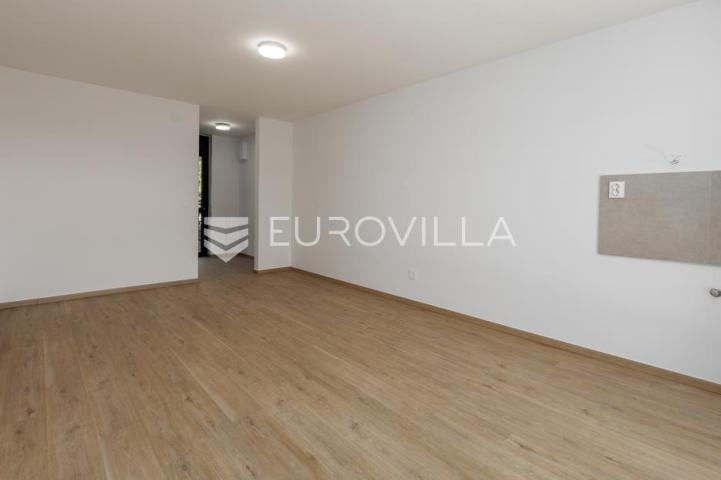 Istra, Duga Uvala, 1. kat, adaptirani apartman u sklopu naselja s pogledom na more,150 m od mora