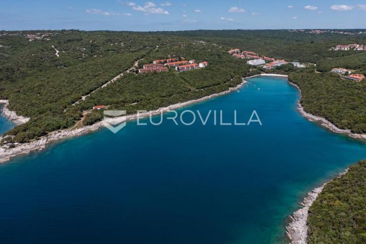 Istra, Duga Uvala, 1. kat, adaptirani apartman u sklopu naselja s pogledom na more,150 m od mora