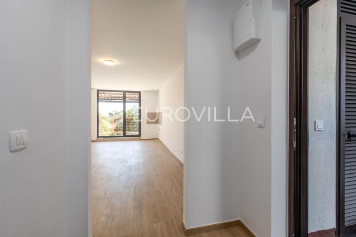 Istra, Duga Uvala, 1. kat, adaptirani apartman u sklopu naselja s pogledom na more,150 m od mora