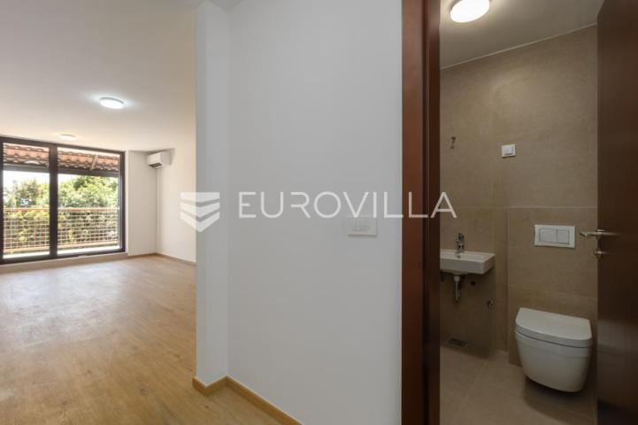 Istra, Duga Uvala, 1. kat, adaptirani apartman u sklopu naselja s pogledom na more, 150 m od mora