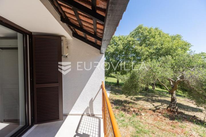 Istra, Duga Uvala, 1. kat, adaptirani apartman u sklopu naselja s pogledom na more,150 m od mora