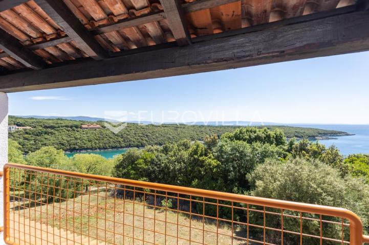 Istra, Duga Uvala, 2. kat, adaptirani apartman u sklopu naselja s pogledom na more, 150 m od mora