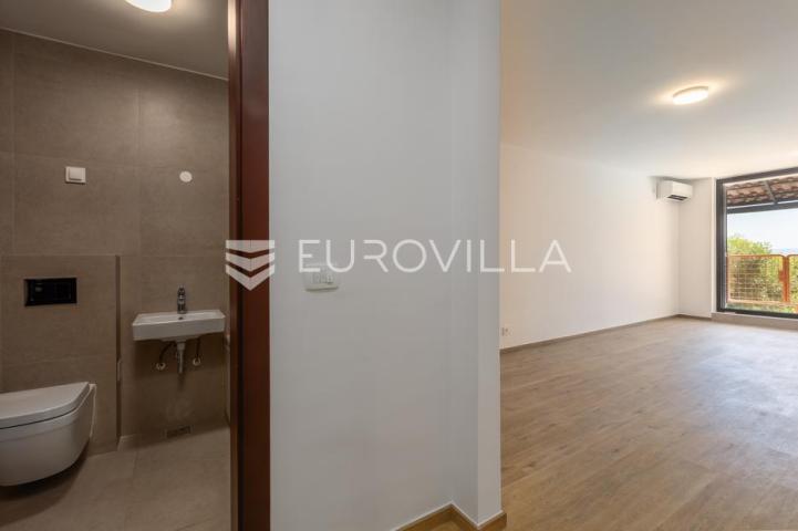 Istra, Duga Uvala, prizemlje, adaptirani apartman u sklopu naselja s pogledom na more,150 m od mora