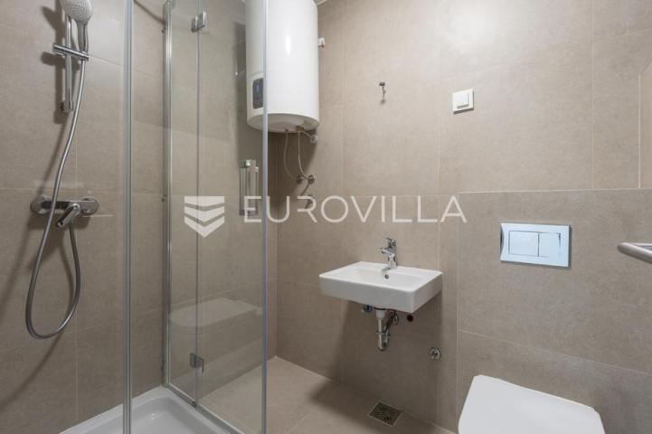 Istra, Duga Uvala, 1. kat, adaptirani apartman u sklopu naselja s pogledom na more,150 m od mora