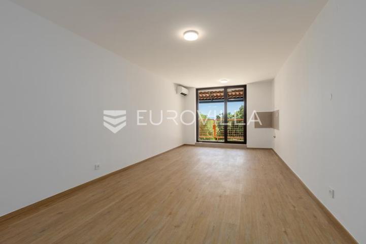 Istra, Duga Uvala, prizemlje, adaptirani apartman u sklopu naselja s pogledom na more,150 m od mora