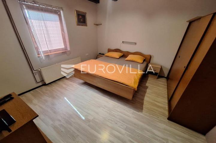 Karlovac, Zadobarje, kuća 100 m², renovirana, kompletno opremljena