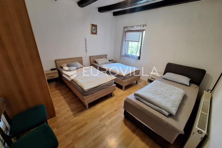 Karlovac, Zadobarje, kuća 100 m², renovirana, kompletno opremljena