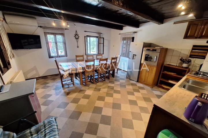 Karlovac, Zadobarje, kuća 100 m², renovirana, kompletno opremljena