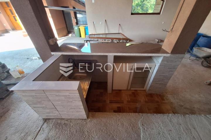 Karlovac, Zadobarje, kuća 100 m², renovirana, kompletno opremljena