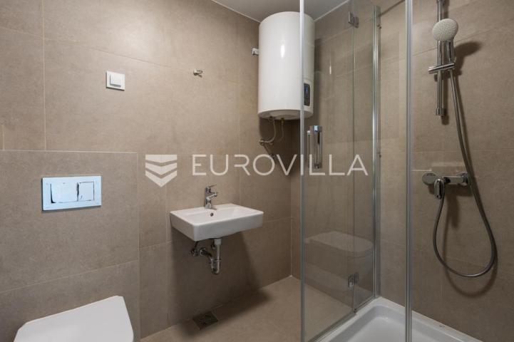 Istra, Duga Uvala, 2. kat, adaptirani apartman u sklopu naselja s pogledom na more, 150 m od mora