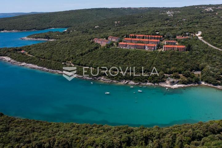 Istra, Duga Uvala, prizemlje, adaptirani apartman u sklopu naselja s pogledom na more,150 m od mora