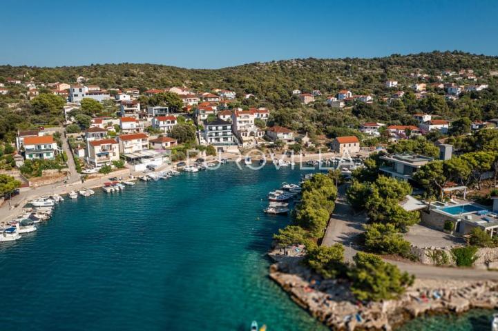 Ražanj, novoizgrađena vila u prvom redu do mora