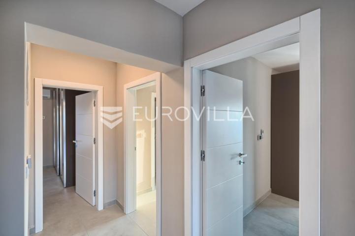 Ražanj, novoizgrađena vila u prvom redu do mora