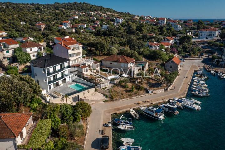 Ražanj, novoizgrađena vila u prvom redu do mora