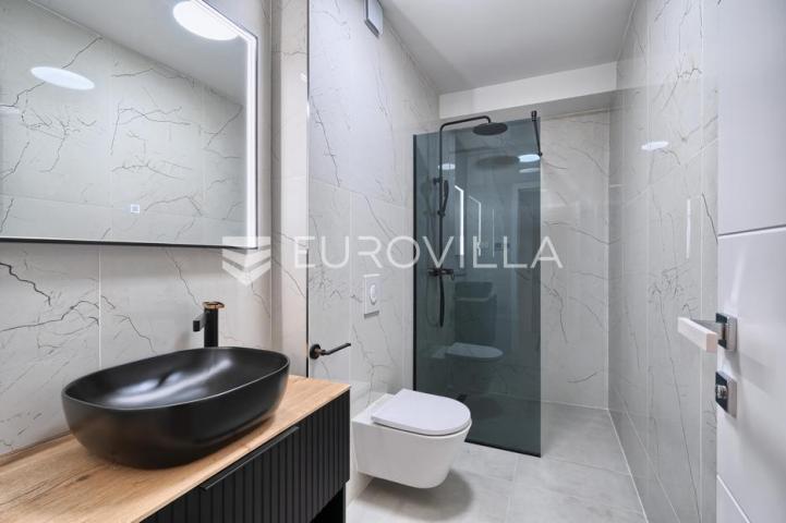 Ražanj, novoizgrađena vila u prvom redu do mora