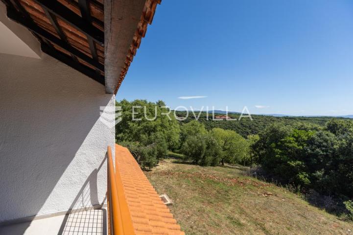 Istra, Duga Uvala, 1. kat, adaptirani apartman u sklopu naselja s pogledom na more,150 m od mora