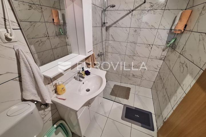 Karlovac, Zadobarje, kuća 225 m², renovirana, kompletno opremljena