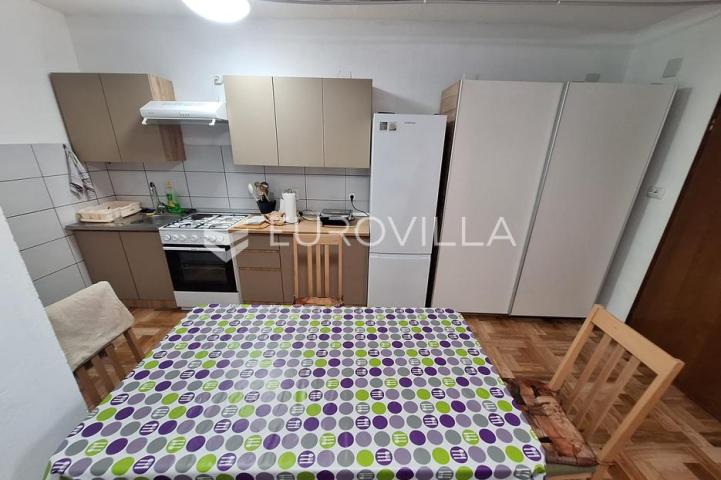Karlovac, Zadobarje, kuća 225 m², renovirana, kompletno opremljena