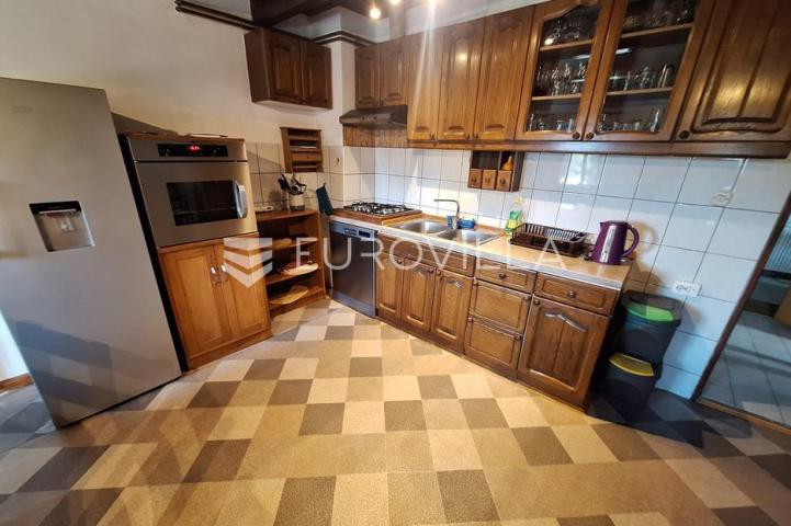 Karlovac, Zadobarje, kuća 225 m², renovirana, kompletno opremljena