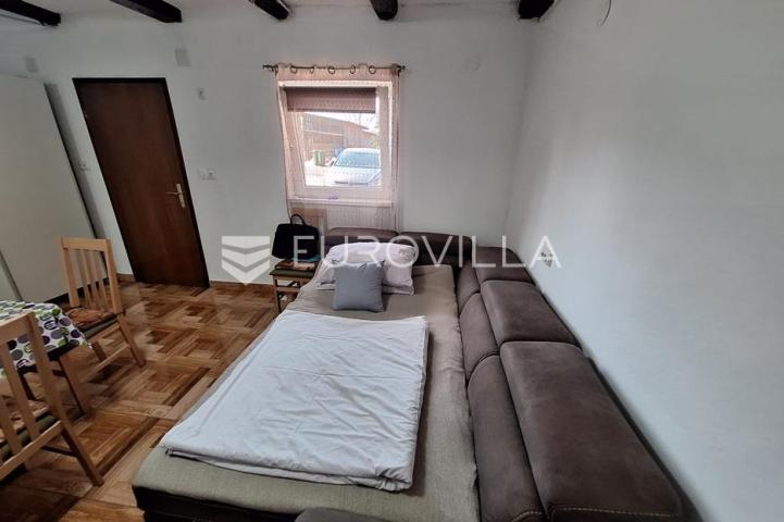 Karlovac, Zadobarje, kuća 225 m², renovirana, kompletno opremljena