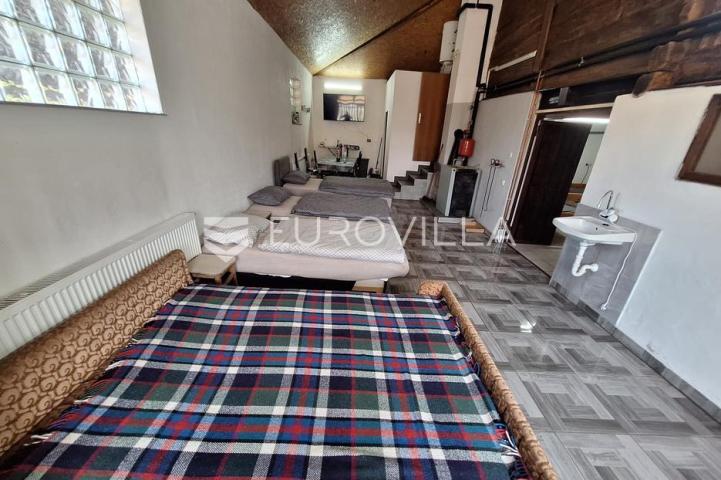 Karlovac, Zadobarje, kuća 225 m², renovirana, kompletno opremljena