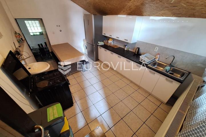 Karlovac, Zadobarje, kuća 225 m², renovirana, kompletno opremljena