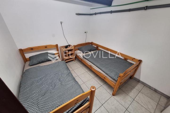 Karlovac, Zadobarje, kuća 225 m², renovirana, kompletno opremljena