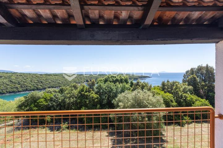 Istra, Duga Uvala, 2. kat, adaptirani apartman u sklopu naselja s pogledom na more, 150 m od mora