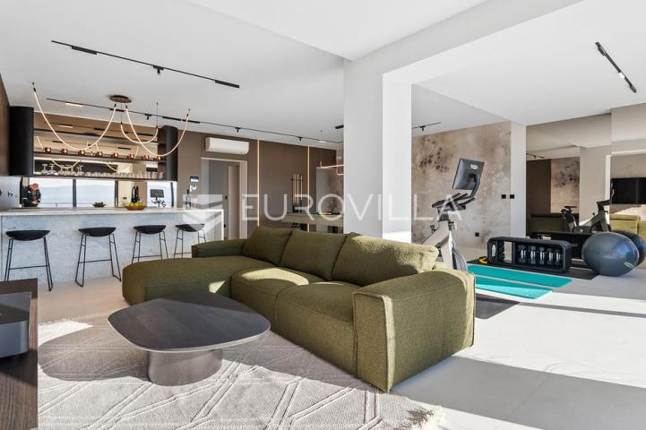 Omiš, luksuzna vila s pet soba panoramskim pogledom na more, bazen te garaža