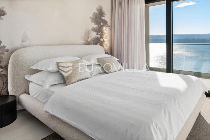 Omiš, luksuzna vila s pet soba panoramskim pogledom na more, bazen te garaža