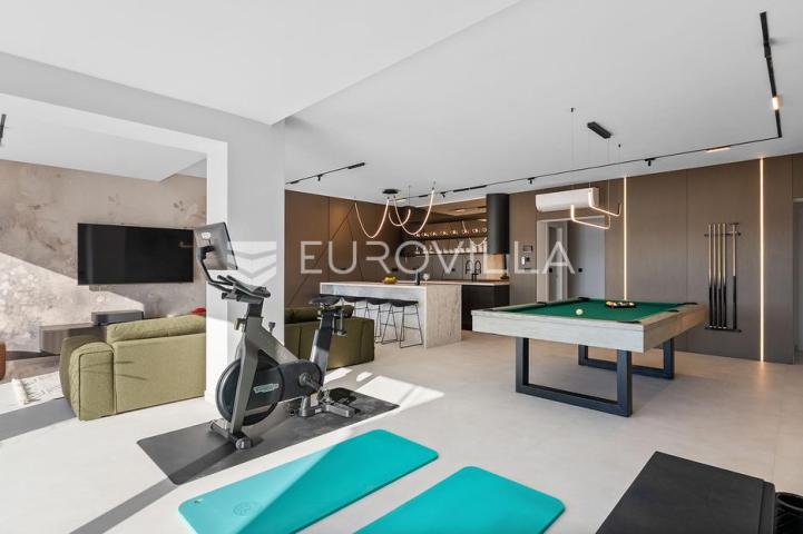 Omiš, luksuzna vila s pet soba panoramskim pogledom na more, bazen te garaža