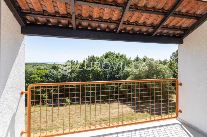 Istra, Duga Uvala, 1. kat, adaptirani apartman u sklopu naselja s pogledom na more, 150 m od mora
