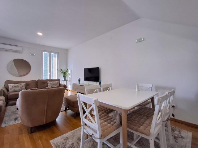 Četvorosoban namješten dupleks, 160m2, Stari aerodrom, Podgorica