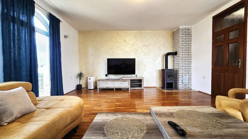 Namještena kuća, 180m2, Tološi, Podgorica