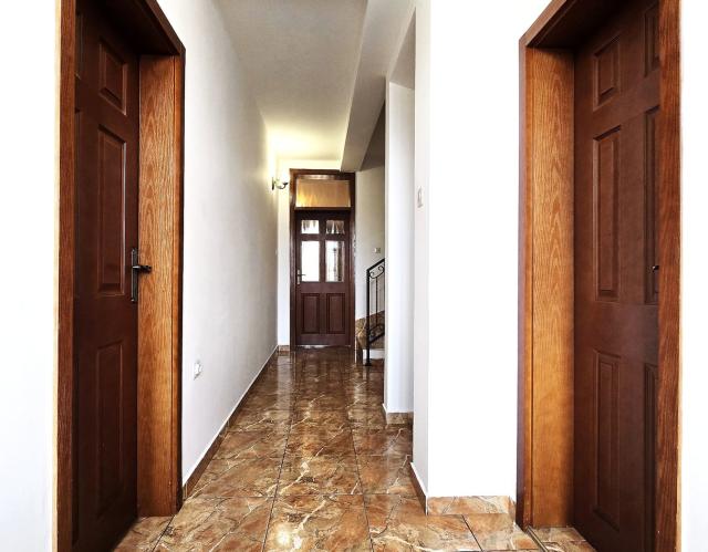 Namještena kuća, 180m2, Tološi, Podgorica