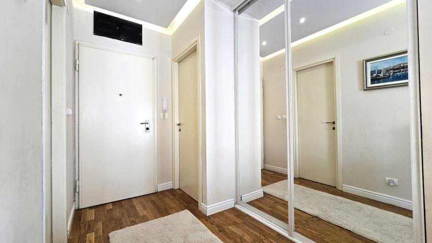 Dvosoban lux namješten stan, 96m2, City kvart, Podgorica