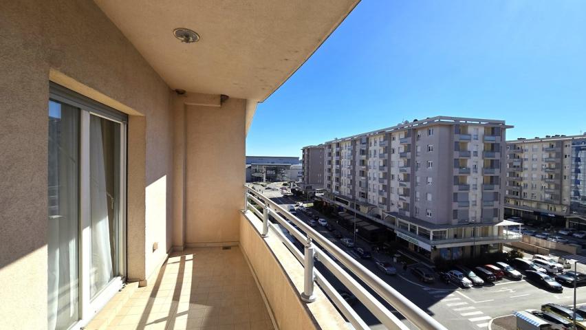 Dvosoban lux namješten stan, 96m2, City kvart, Podgorica