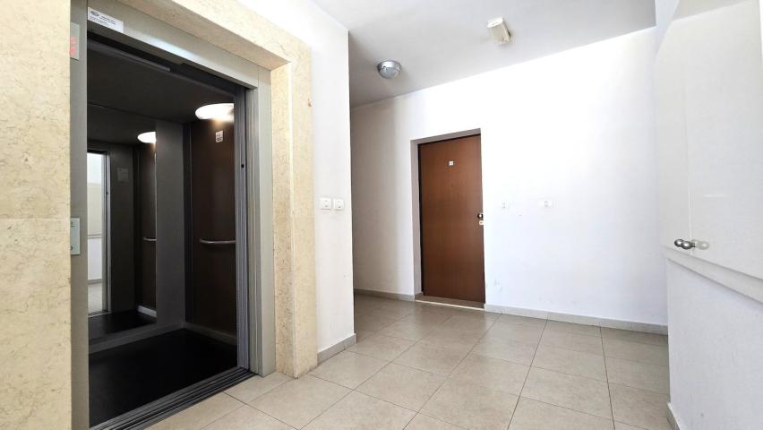 Dvosoban lux namješten stan, 96m2, City kvart, Podgorica