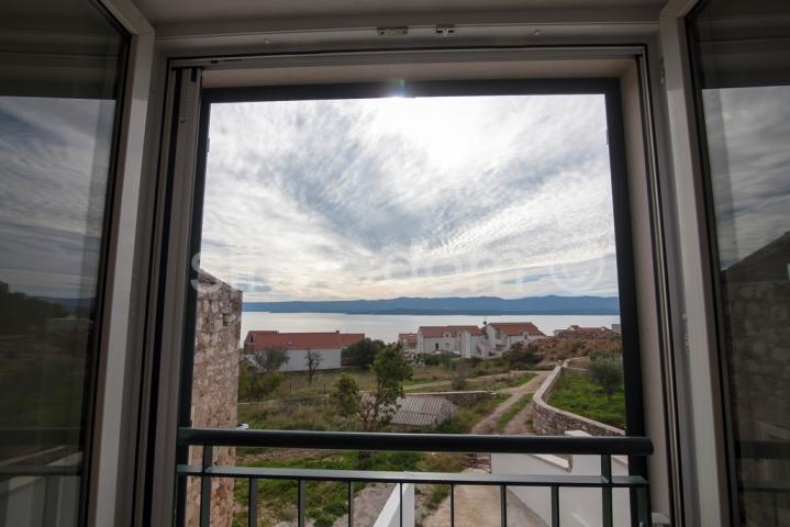 Novogradnja u Bolu - trosobni stan s pogledom na more