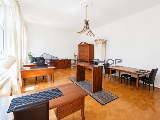 Donji grad, Beautiful commercial space + garage parking, 106m2