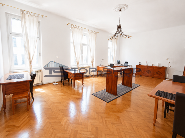 Donji grad, Beautiful commercial space + garage parking, 106m2