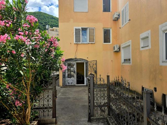 29 m² großes Studio-Apartment in Budva, ruhig und grün gelegen.