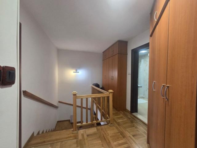 Großzügige 3-Zimmer-Maisonette-Wohnung in Rozino, Budva.