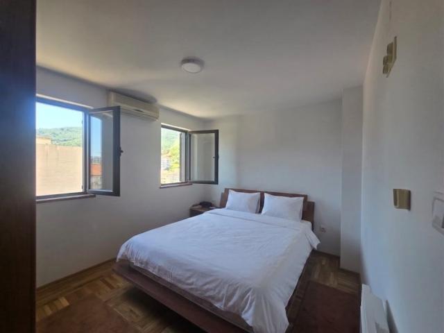 Großzügige 3-Zimmer-Maisonette-Wohnung in Rozino, Budva.
