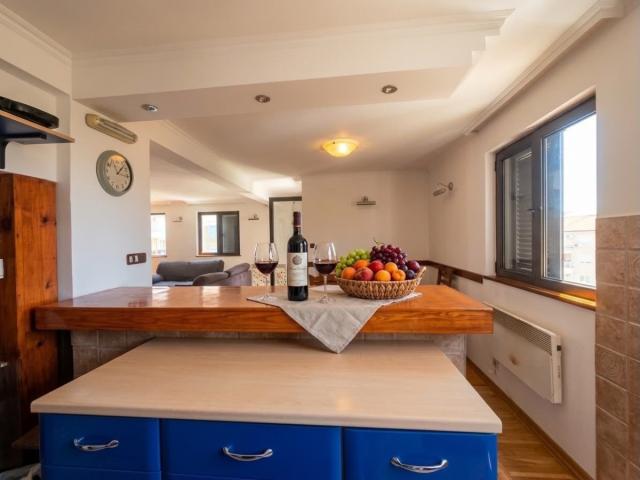Großzügige 3-Zimmer-Maisonette-Wohnung in Rozino, Budva.