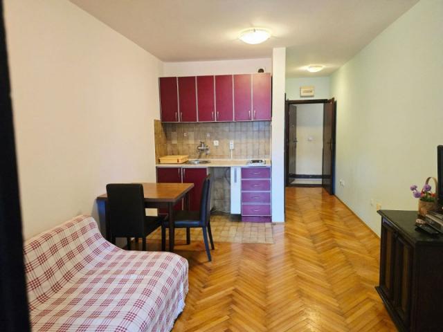 29 m² großes Studio-Apartment in Budva, ruhig und grün gelegen.