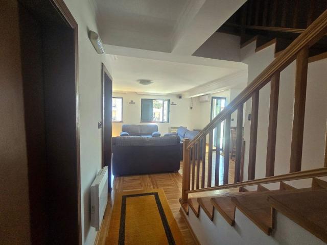 Großzügige 3-Zimmer-Maisonette-Wohnung in Rozino, Budva.